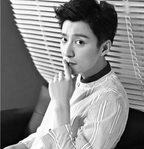 乔任梁爆料粉丝签名视频,揭秘偶像与粉丝的亲密互动瞬间 第2张 乔任梁爆料粉丝签名视频,揭秘偶像与粉丝的亲密互动瞬间 第2张